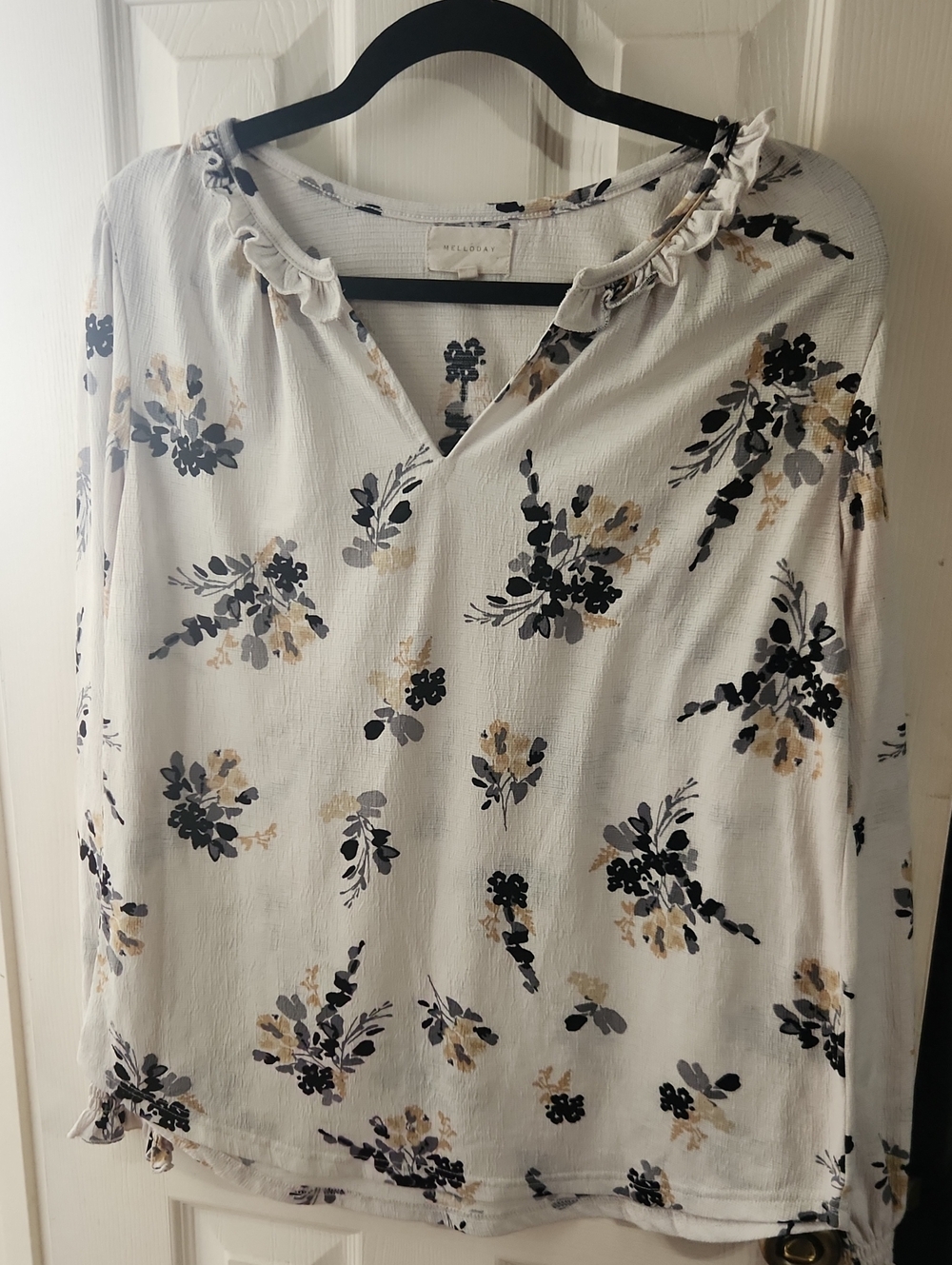 MELLODAY White Floral Ruffle-Neck Blouse with Black & Tan Bloom